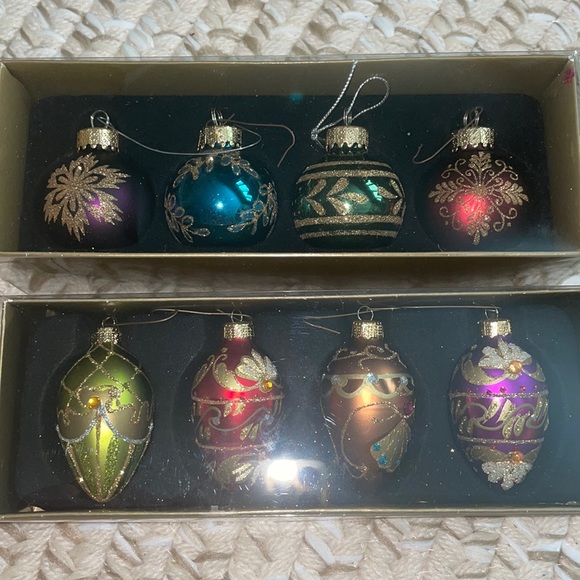 🎄2 packages of four Christmas ornaments each 8 total - Picture 1 of 8